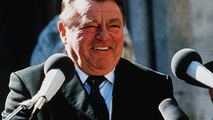 Franz Josef Strauß starb am 3. Oktober 1988, nachdem mehrere Organe versagt hatten. Eisenmenger obduzierte den Leichnam des toten Ministerpräsidenten. Franz Josef Strauß starb am 3. Oktober 1988, nachdem mehrere Organe versagt hatten. Eisenmenger obduzierte den Leichnam des toten Ministerpräsidenten.