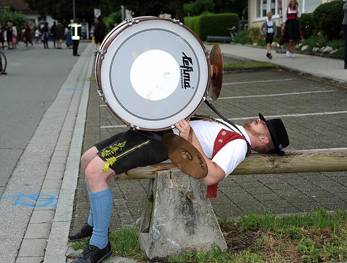 02.07.2017: Philipp von der Traunsteiner Musi gönnt sich auf der Fischerhochzeit in Tutzing (Bayern) eine Ruhepause. Alle fünf Jahre wird in Tutzing an einem Wochenende die Fischerhochzeit eines Fischers, aus dem Jahr 1812, nachgespielt.