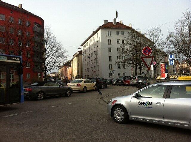 Schon morgens staut sich am Kolumbusplatz der Verkehr. Fußgänger müssen an der viel befahrenen Falkenstraße besonders aufpassen.