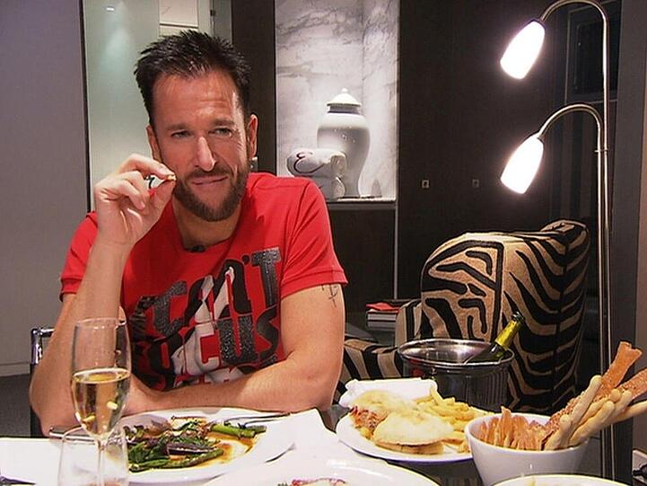 TAG 5: An Tag 5 dann die Bomben-Meldung: Der Wendler will zurück ins Camp! Per Video-Botschaft wandte er sich an RTL und bat um Wiederaufnahme. Doch RTL sieht es nicht ein, nach der Pfeife des Schlager-Barden zu tanzen und lehnte ab. Dumm gelaufen...