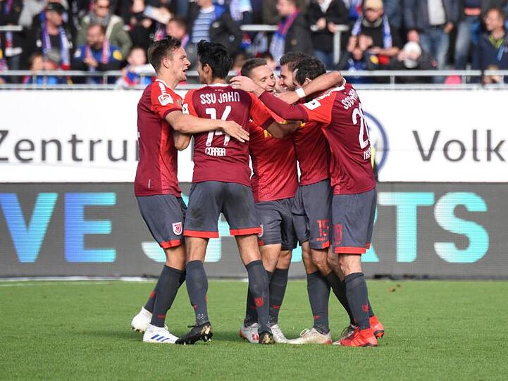 Regensburgs Spieler jubeln nach einem Tor. Foto: Daniel Bockwoldt/dpa