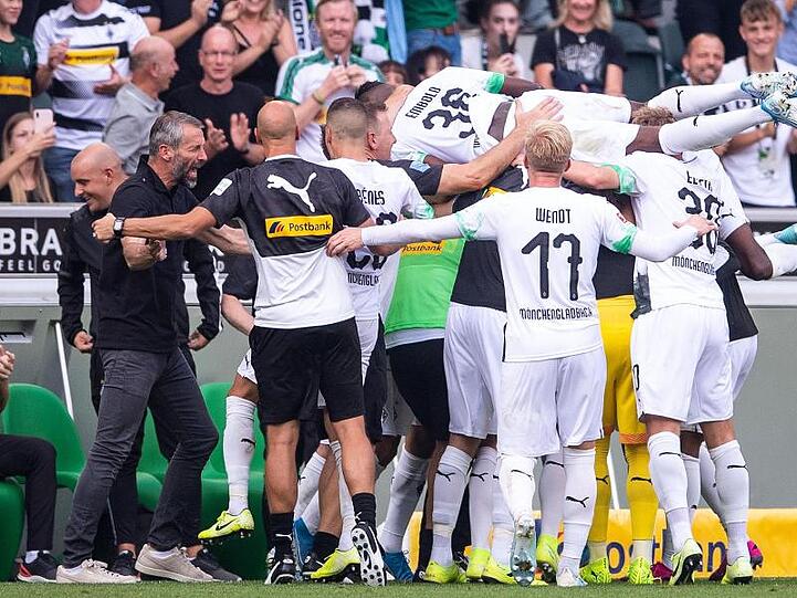 Marco Rose (2.v.l.) und seine Gladbacher bejubeln den Sieg gegen Düsseldorf.