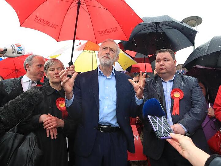 Labour-Chef Jeremy Corbyn spricht nach den Kommunalwahlen im Waterside Arts Centre in Manchester. Auch seine Partei fuhr bei den Abstimmungen in weiten Teilen Englands und Nordirlands erhebliche Verluste ein.