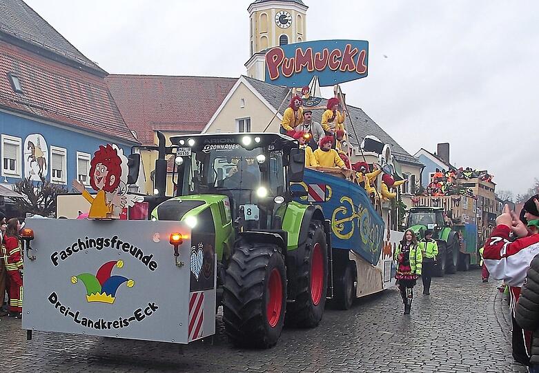Der Kobold mit dem roten Haar war auch dabei: 68 Gruppen marschierten beim Faschingsumzug mit.