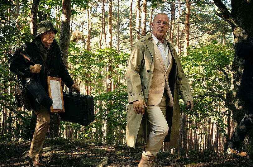 Auch Museumsdirektor und Nibelungenforscher Albert Dürr (Heino Ferch, rechts) und sein Assistent Emil (Philipp Jacob) sind unter die Schatzsucher gegangen. Auch Museumsdirektor und Nibelungenforscher Albert Dürr (Heino Ferch, rechts) und sein Assistent Emil (Philipp Jacob) sind unter die Schatzsucher gegangen.