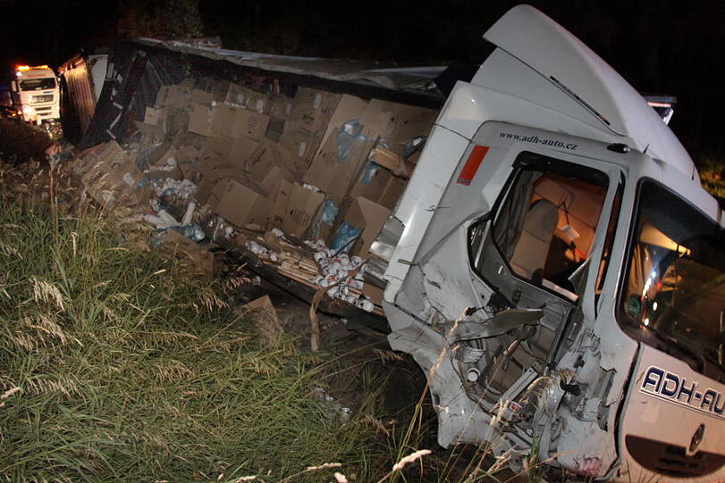 Vorsicht Joghurtbecher! Etwa vier Stunden war die B12 Richtung München gesperrt, weil ein Lkw nach einem Unfall seine Ladung verloren hat.