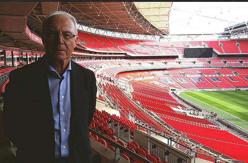 Posiert im ruhmreichen Londoner Wembley-Stadion während des Filmdrehs: Franz Beckenbauer.