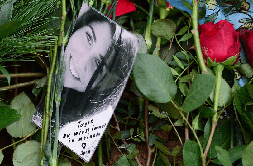 Mit Blumen bedeckt ist das Grab der getöteten Studentin Tugce A.