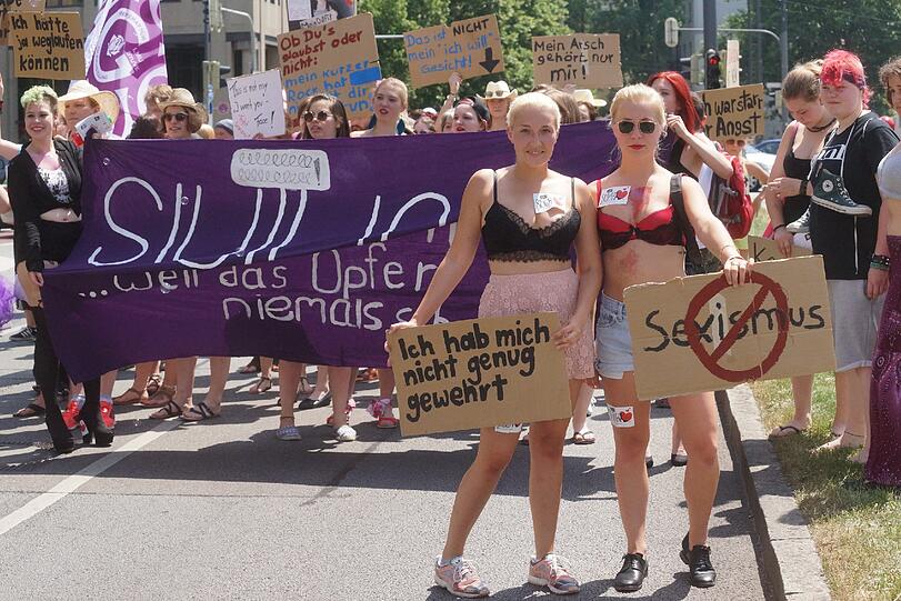 Am Samstag gingen beim "Slutwalk" hunderte Menschen auf die Straße. Er richtet sich gegen sexuelle Gewalt. Die Bilder!