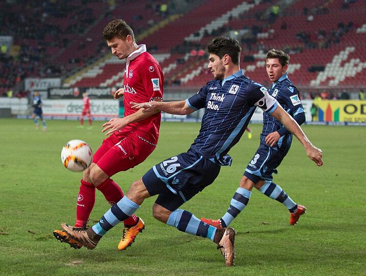 CHRISTOPHER SCHINDLER: NOTE 3. Er war schon beim 2:3-Fiasko der vergangenen Saison dabei und trug eine überzeugende Vorstellung zur Löwen-Revanche bei. Verlor kurz vor Schluss ein Kopfballduell, aber Kagelmacher half aus.