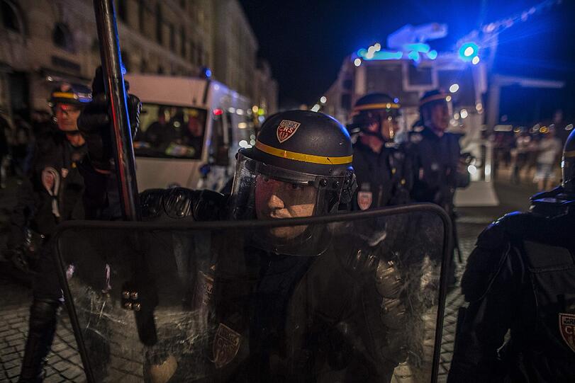 Nach dem EM-Spiel der Russen gegen England kommt es zu heftigen Ausschreitungen. Die schockierenden Bilder aus Marseille.