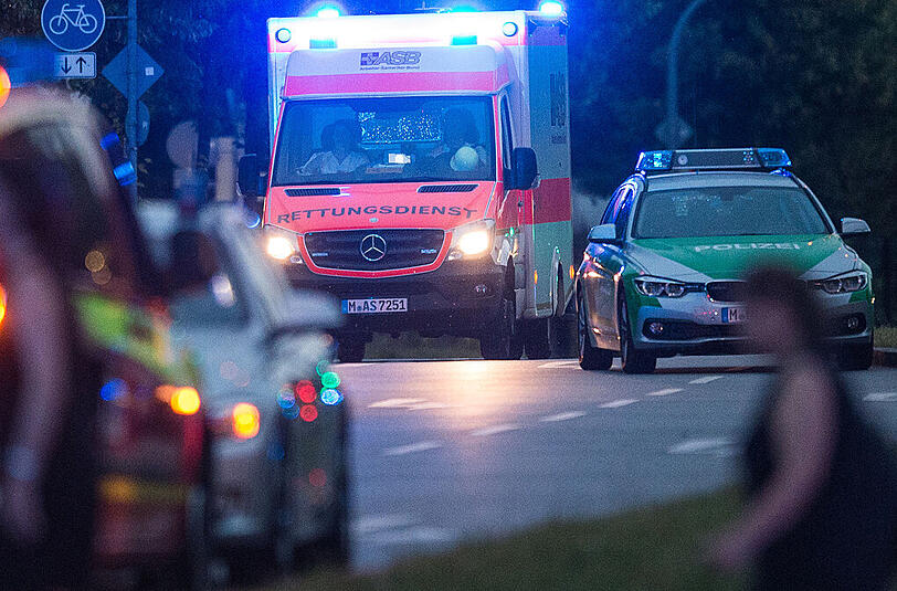 Ein Krankenwagen fährt in München nahe dem Olympia Einkaufszentrum, in dem Schüsse gefallen sind. In der Stadt herrscht Ausnahmezustand.