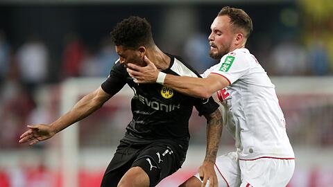 Hautnaher Zweikampf: Der Kölner Birger Verstraete (r.) gegen den Dortmunder Jadon Sancho.