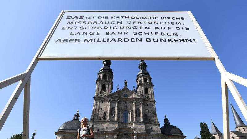 Ein Plakat der Giordano-Bruno-Stiftung mit der Aufschrift "DAS ist die Katholische Kirche: Missbrauch vertuschen. Entschädigungen auf die lange Bank schieben. Aber Milliarden bunkern !" steht am Rande der Herbstvollversammlung der Deutschen Bischofskonferenz auf dem Platz vor dem Dom. Ein Plakat der Giordano-Bruno-Stiftung mit der Aufschrift "DAS ist die Katholische Kirche: Missbrauch vertuschen. Entschädigungen auf die lange Bank schieben. Aber Milliarden bunkern !" steht am Rande der Herbstvollversammlung der Deutschen Bischofskonferenz auf dem Platz vor dem Dom.