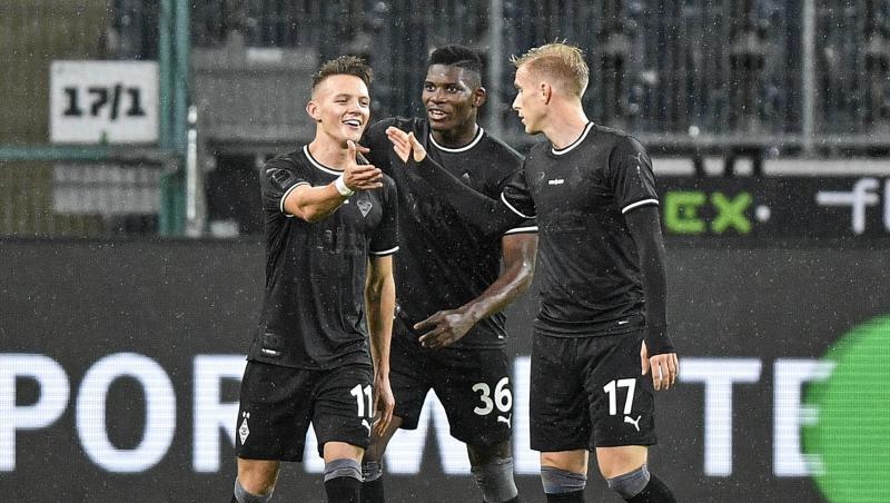 Mönchengladbachs Hannes Wolf (l-r) bejubelt sein Tor zum 1:0 mit Breel Embolo und Oscar Wendt.