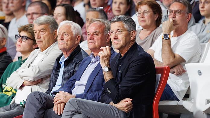 Herbert Hainer, Vereinspräsident vom FC Bayern, verfolgt das Spiel.