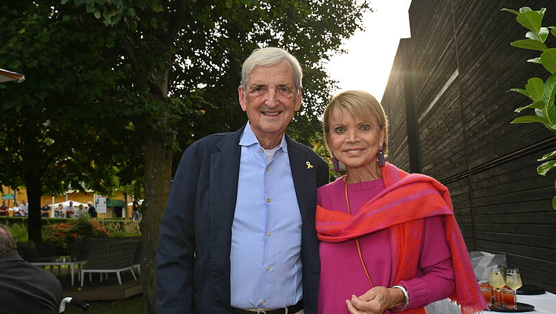 Sophie Hermann ist die Stieftochter von Uschi Glas und die Tochter von Glas' zweitem Ehemann Dieter. Sophie Hermann ist die Stieftochter von Uschi Glas und die Tochter von Glas' zweitem Ehemann Dieter.