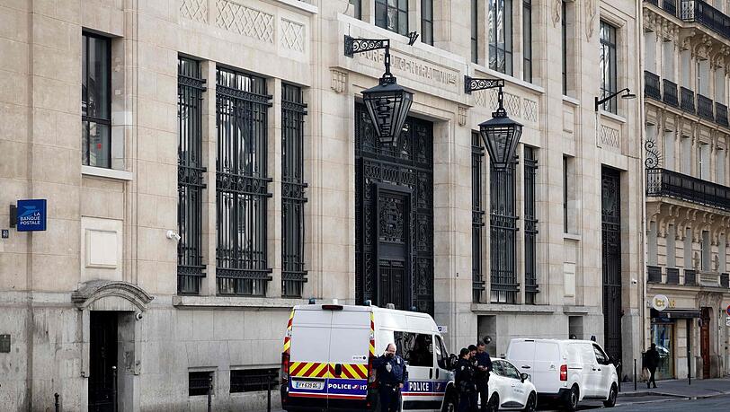 Nach einem Anschlagsversuch auf eine US-Bank in Paris ermittelt die Anti-Terrorstaatsanwaltschaft.