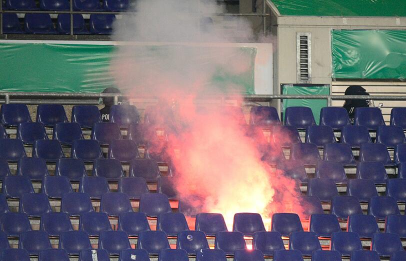 Ausschreitungen beim Pokalspiel von Hannover 96 gegen Dynamo Dresden: Mehrere Fans werden festgenommen. Die Polizei verhindert, dass Dresdner Fans auf Hannover-Fans übergreifen. Fans beider Mannschaften zünden in ihren Blöcken Bengalos. Die Bilder aus Hannover