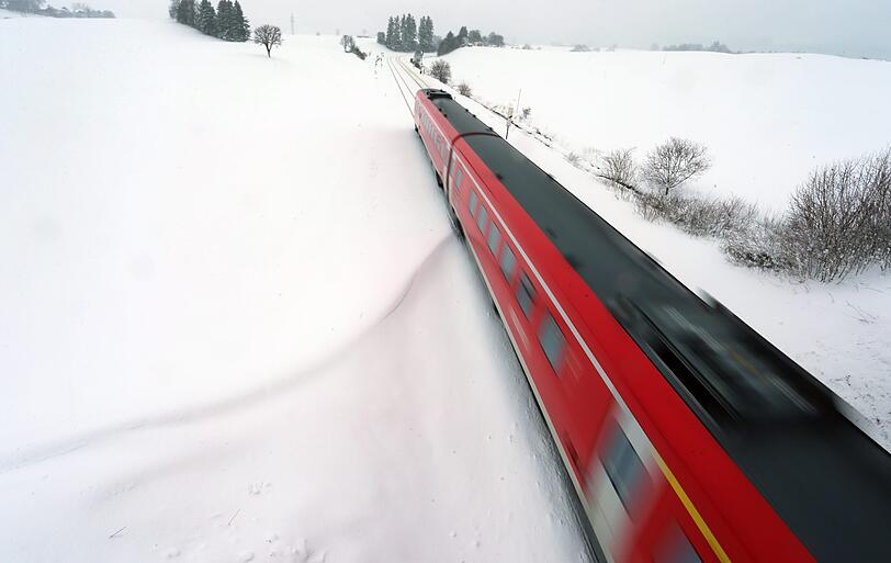 Eine S-Bahn ist am Morgen mit einem Räumfahrzeug kollidiert. Dessen Schaufel hatte sich in den Gleisen verhakt. (Symbolbild)