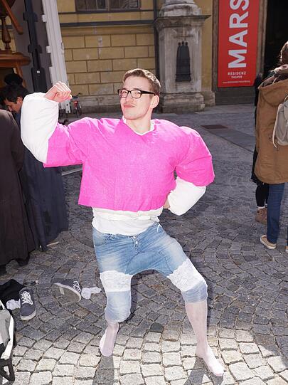 Benjamin C. (23), Auszubildender: &bdquo;Mein Kumpel hat mir für 5 Euro dieses rosa Teil gekauft - die Strümpfe gab&rsquo;s gratis dazu. Ich kann mir vorstellen, in dem Outfit zu Partys zu gehen, zum Beispiel in den Harry Klein Club. Es wärmt, ist gefüttert und verweiblicht etwas durch die Form des Vorbaus. Ich finde, das Kostüm könnte auch einen Sumoringer darstellen. Passend dazu habe ich noch aufblasbare Hanteln zuhause.&ldquo;