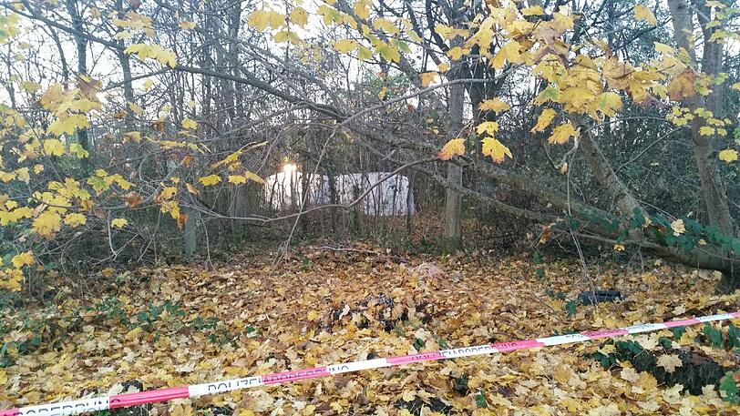 In einem brachliegenden Garten in Lochhausen wurde am Montagnachmittag eine Leiche entdeckt. Offenbar wurde sie in einen einsturzgefährdeten Keller abgeseilt.