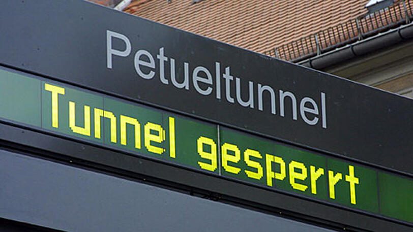 Der Mann fuhr im Schnitt mit 126 km/h durch den Petueltunnel. (Archivbild)