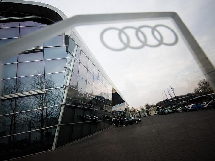 Das Audi-Logo an einer Ladestation für Elektrofahrzeuge. Foto: Christoph Schmidt/dpa/Archivbild