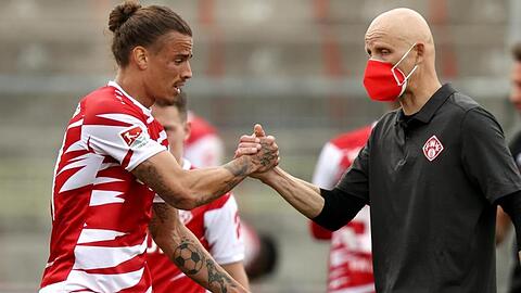 Der Würzburger Trainer Ralf Santelli (r) und sein Spieler Rolf-Günther Feltscher.