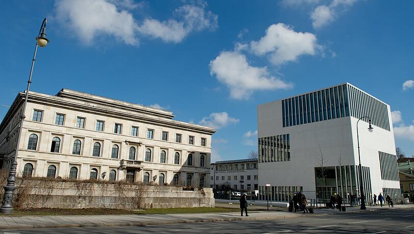 Das NS-Dokumentationszentrum am Max-Mannheimer-Platz ist mit einem Stein beschossen worden.