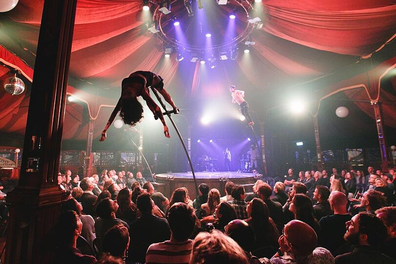 Die akrobatisch-erotische Show im Spiegelzelt. Dazu wird übrigens auch (auf Wunsch) ein Biomenü gereicht.