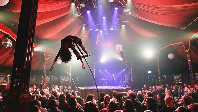 Die akrobatisch-erotische Show im Spiegelzelt. Dazu wird übrigens auch (auf Wunsch) ein Biomenü gereicht. Die akrobatisch-erotische Show im Spiegelzelt. Dazu wird übrigens auch (auf Wunsch) ein Biomenü gereicht.