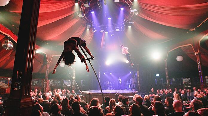 Die akrobatisch-erotische Show im Spiegelzelt. Dazu wird übrigens auch (auf Wunsch) ein Biomenü gereicht.