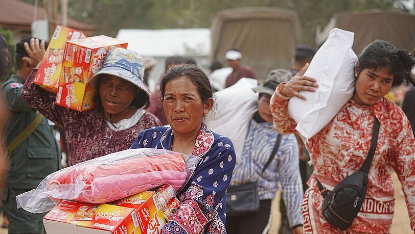 Evakuierte haben in der Provinz Oddar Meanchey im Norden Kambodschas Lebensmittel erhalten.