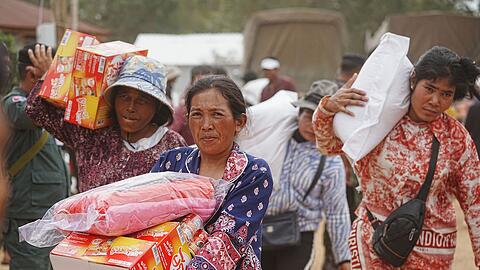 Evakuierte haben in der Provinz Oddar Meanchey im Norden Kambodschas Lebensmittel erhalten. Evakuierte haben in der Provinz Oddar Meanchey im Norden Kambodschas Lebensmittel erhalten.