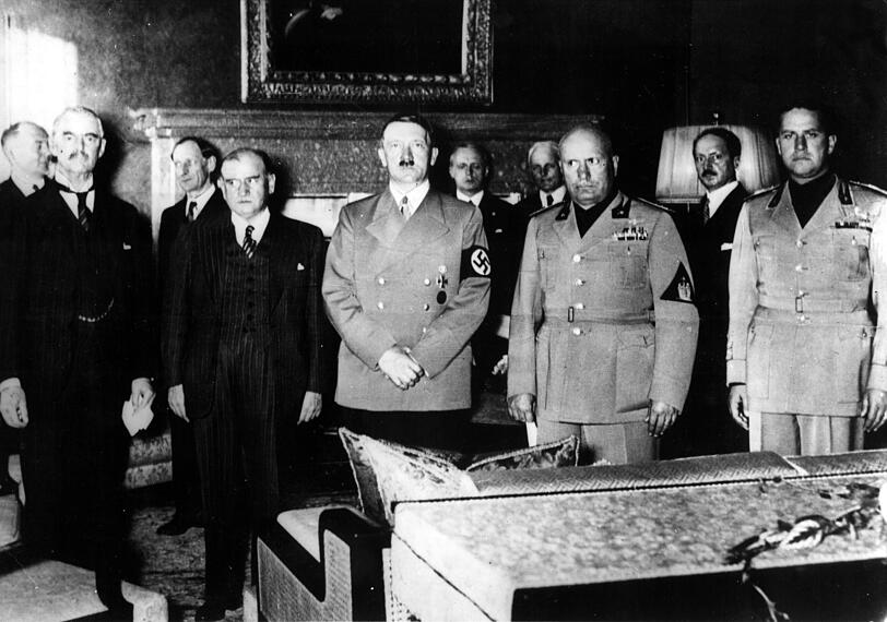 So bekam ihn die &Ouml;ffentlichkeit zu sehen: Graf Galeazzo Ciano (r.) bei der Unterzeichnung des M&uuml;nchner Abkommens 1938 mit Adolf Hitler (M.), Arthur Neville Chamberlain (l.), Edouard Daladier (2.v.l.) und seinem Schwiegervater Benito Mussolini (2.v.r.).