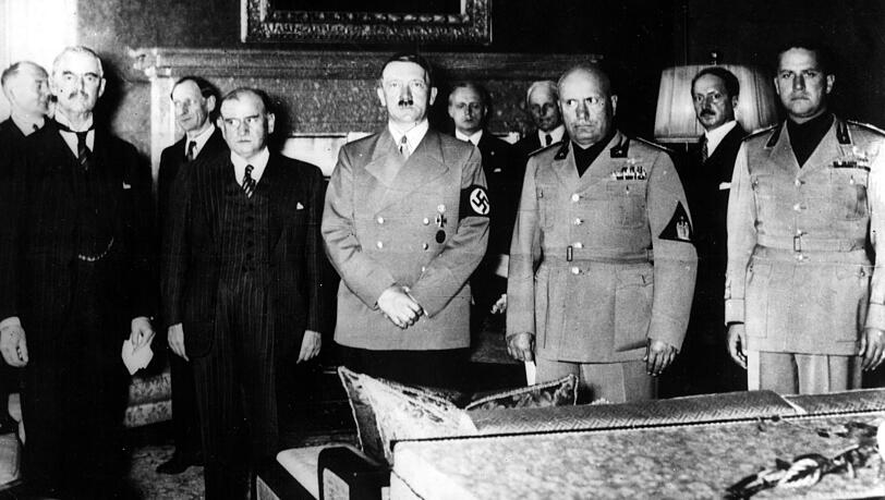 So bekam ihn die &Ouml;ffentlichkeit zu sehen: Graf Galeazzo Ciano (r.) bei der Unterzeichnung des M&uuml;nchner Abkommens 1938 mit Adolf Hitler (M.), Arthur Neville Chamberlain (l.), Edouard Daladier (2.v.l.) und seinem Schwiegervater Benito Mussolini (2.v.r.).