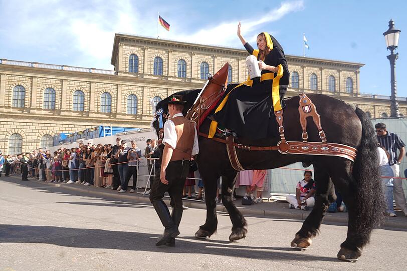 Hinter dem Jugendmusikkorps Bad Kissingen mit seinen lauten Trommeln und Trompeten kommt das Münchner Kindl auf einem Ross angeritten. Hinter dem Jugendmusikkorps Bad Kissingen mit seinen lauten Trommeln und Trompeten kommt das Münchner Kindl auf einem Ross angeritten.
