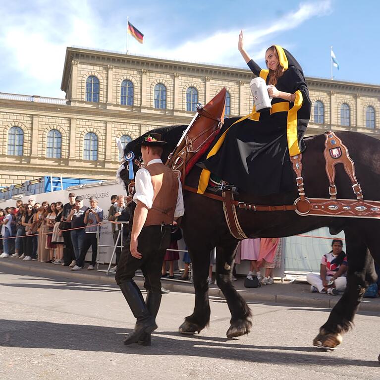 Hinter dem Jugendmusikkorps Bad Kissingen mit seinen lauten Trommeln und Trompeten kommt das M&uuml;nchner Kindl auf einem Ross angeritten.