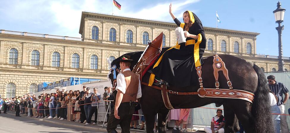 Hinter dem Jugendmusikkorps Bad Kissingen mit seinen lauten Trommeln und Trompeten kommt das M&uuml;nchner Kindl auf einem Ross angeritten.