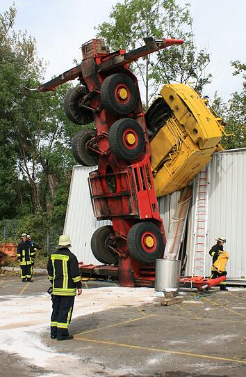 Ein umgestürzter Autokran steht am 25.09.2012 in Augsburg (Bayern) senkrecht in der Luft. Das Fahrzeug war am Mittag bei Baumschneidearbeiten nach vorne gekippt. Der Fahrer konnte das Fahrzeug in letzter Sekunde verlassen und wurde nicht verletzt.