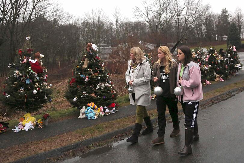An der Sandy-Hook-Grundschule haben Trauernde Weihnachtsbäume für die Opfer aufgestellt.