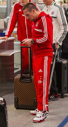 Die Bayern-Stars checken am Flughafen München ein. Sie sind unterwegs ins Trainingslager nach Doha/Katar. Die Bilder vom Abflug.