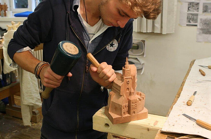 Preiswürdig: Ein Schüler arbeitet an seinem Werk aus Holz.