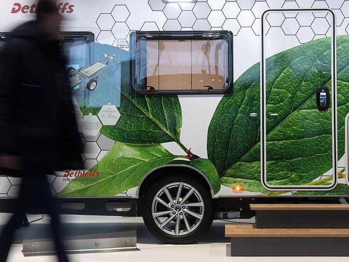 Ein Besucher geht am ersten Tag der Reisemesse CMT an einem einem Detlefs e.home coco!, einem elektrisch angetriebenen Caravan vorbei.