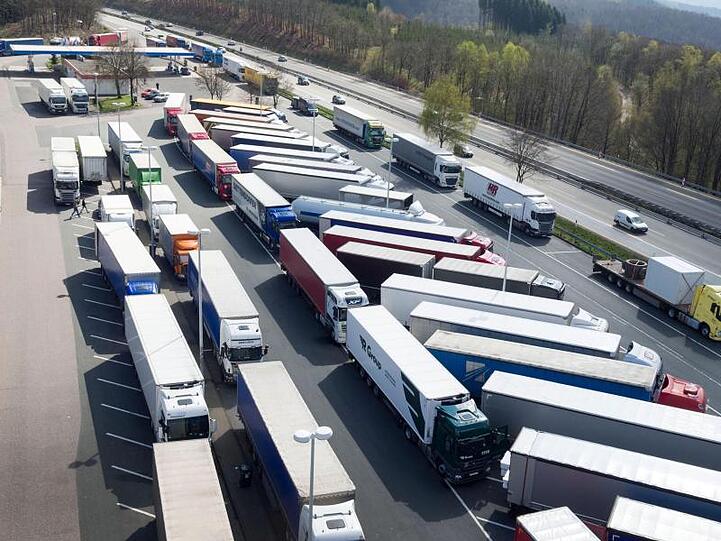 Abgestellte Lastwagen stehen auf der Rastätte Siegerland Ost (A45). Laut Tüv-Report 2019 wiesen 14 Prozent aller untersuchten Fahrzeuge geringe Mängel auf, 67 Prozent waren mängelfrei.