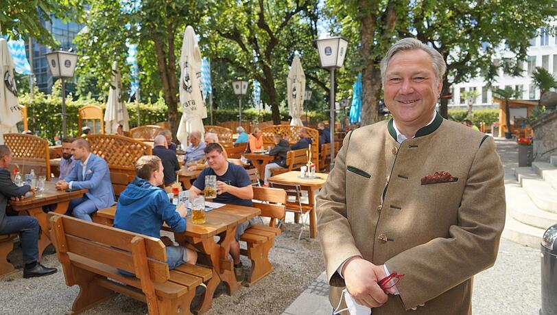 Betriebsleiter Eric Pölzl genießt den sonnigen Biergarten.