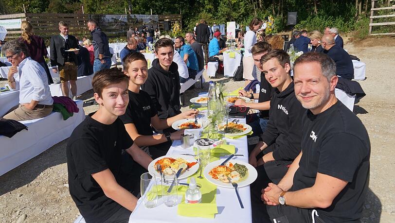 Junge Schüler mit ihrem Lehrer Thorsten Öl (rechts im Bild). Sie haben die Lautsprecheranlage für den Festakt installiert Junge Schüler mit ihrem Lehrer Thorsten Öl (rechts im Bild). Sie haben die Lautsprecheranlage für den Festakt installiert