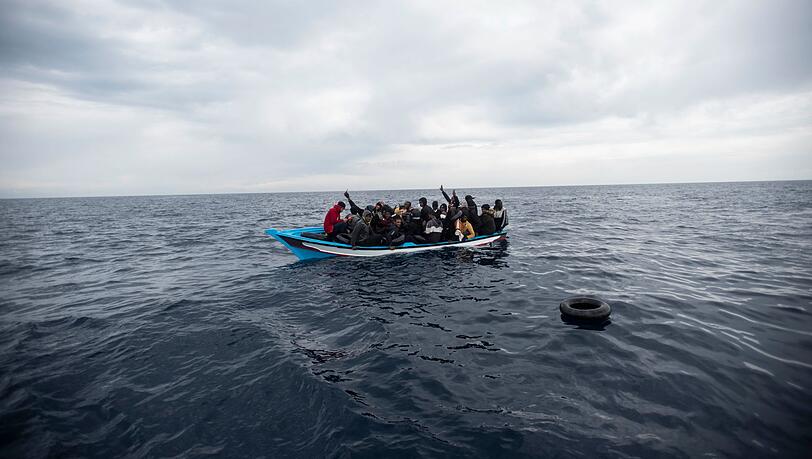 Ein Holzboot mit 28 Flüchtlingen aus Afrika und dem Maghreb wird von der Nichtregierungsorganisation Open Arms vor der libyschen Küste im Mittelmeer gerettet. (Symbolbild)