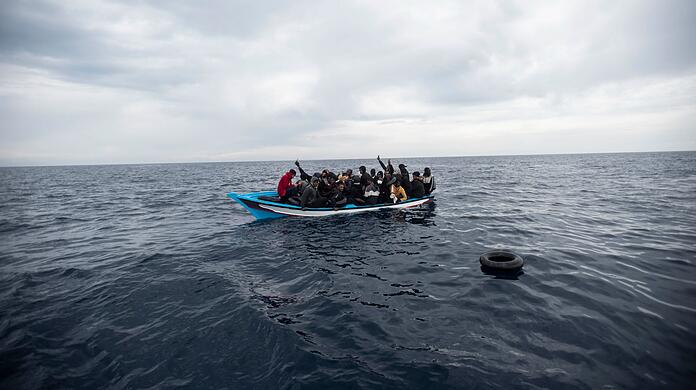 Ein Holzboot mit 28 Flüchtlingen aus Afrika und dem Maghreb wird von der Nichtregierungsorganisation Open Arms vor der libyschen Küste im Mittelmeer gerettet. (Symbolbild)